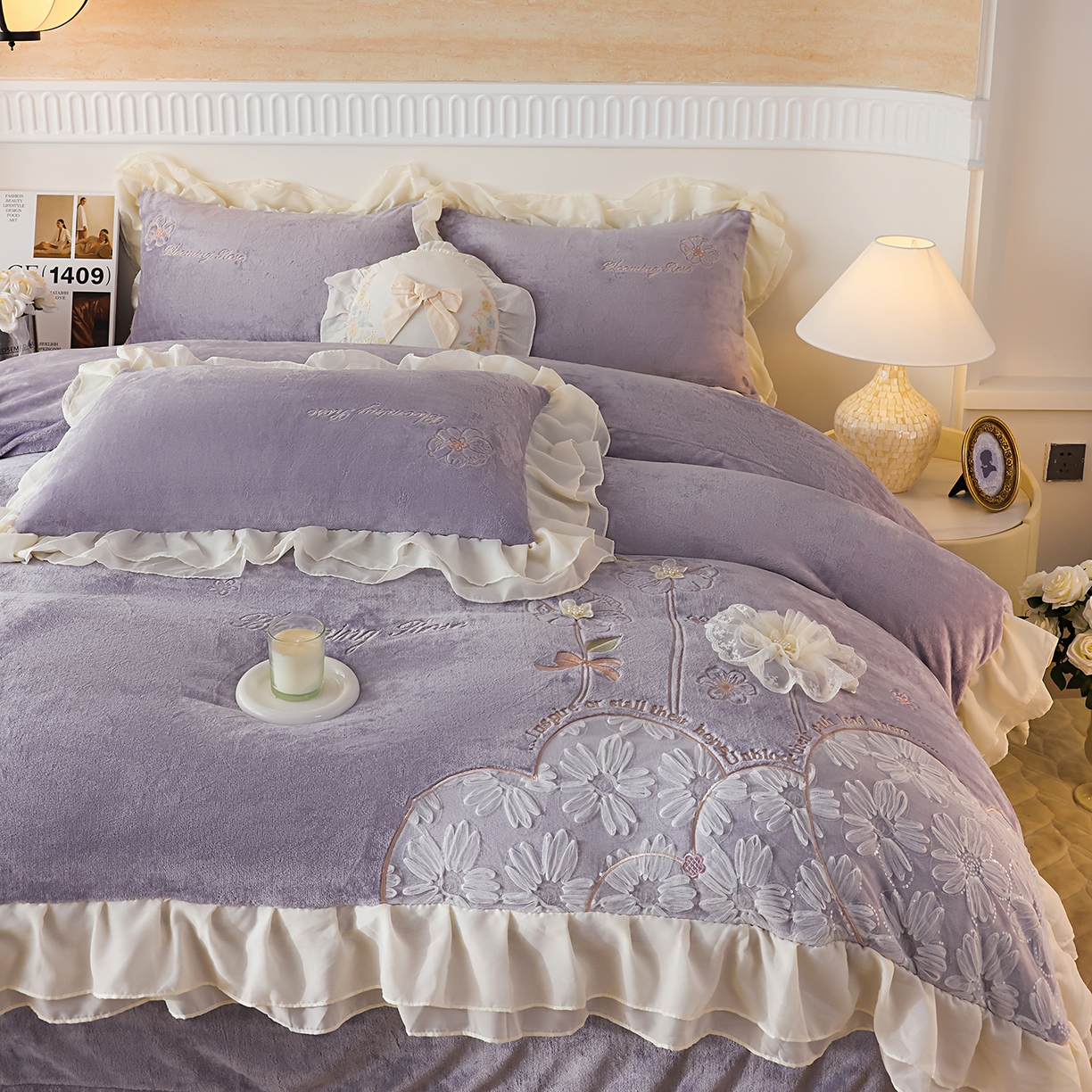 91家纺网 家纺一手货源 找家纺 孟鑫家纺 2025新款230g高克重韩版立体盘花牛奶法式雪纺花边绣花四件套床单床盖款被套-花期如梦系列 花期如梦-紫灰色