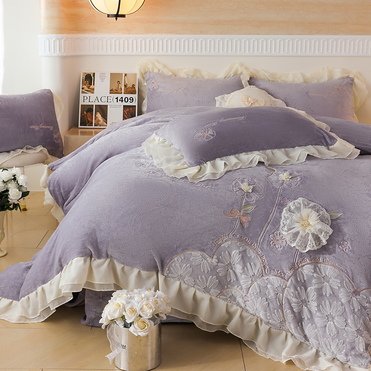 91家纺网 家纺一手货源 找家纺 孟鑫家纺 2025新款230g高克重韩版立体盘花牛奶法式雪纺花边绣花四件套床单床盖款被套-花期如梦系列 花期如梦-紫灰色