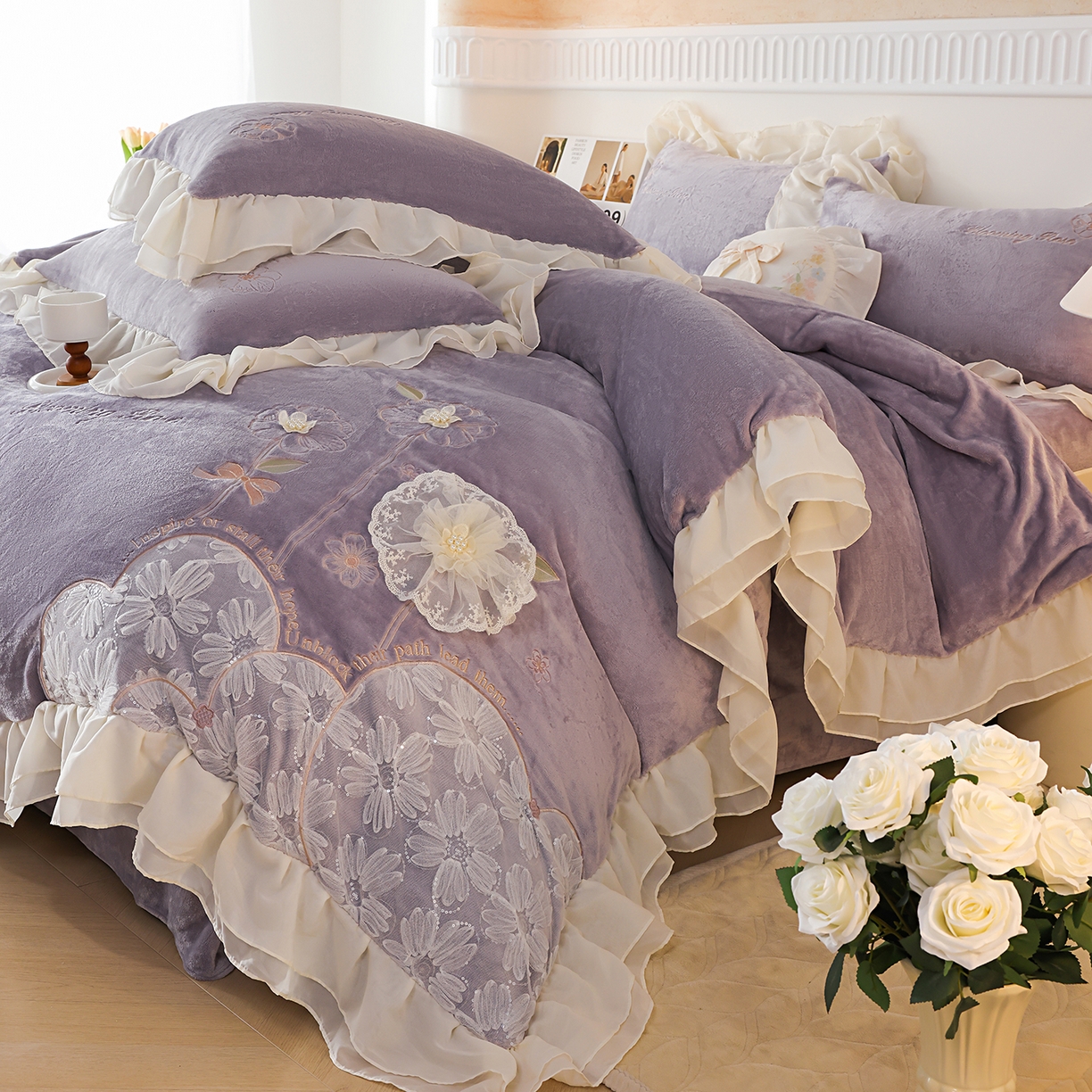 91家纺网 家纺一手货源 找家纺 孟鑫家纺 2025新款230g高克重韩版立体盘花牛奶法式雪纺花边绣花四件套床单床盖款被套-花期如梦系列 花期如梦-紫灰色