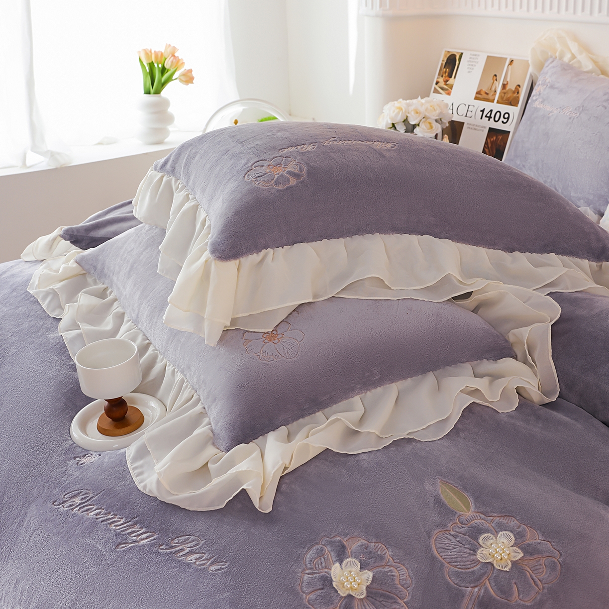 91家纺网 家纺一手货源 找家纺 孟鑫家纺 2025新款230g高克重韩版立体盘花牛奶法式雪纺花边绣花四件套床单床盖款被套-花期如梦系列 花期如梦-紫灰色