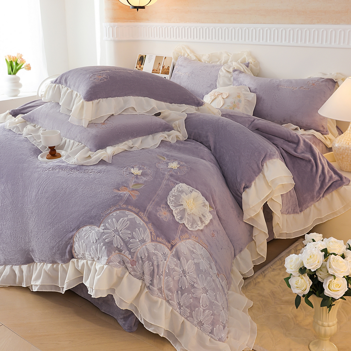 91家纺网 家纺一手货源 找家纺 孟鑫家纺 2025新款230g高克重韩版立体盘花牛奶法式雪纺花边绣花四件套床单床盖款被套-花期如梦系列 花期如梦-紫灰色