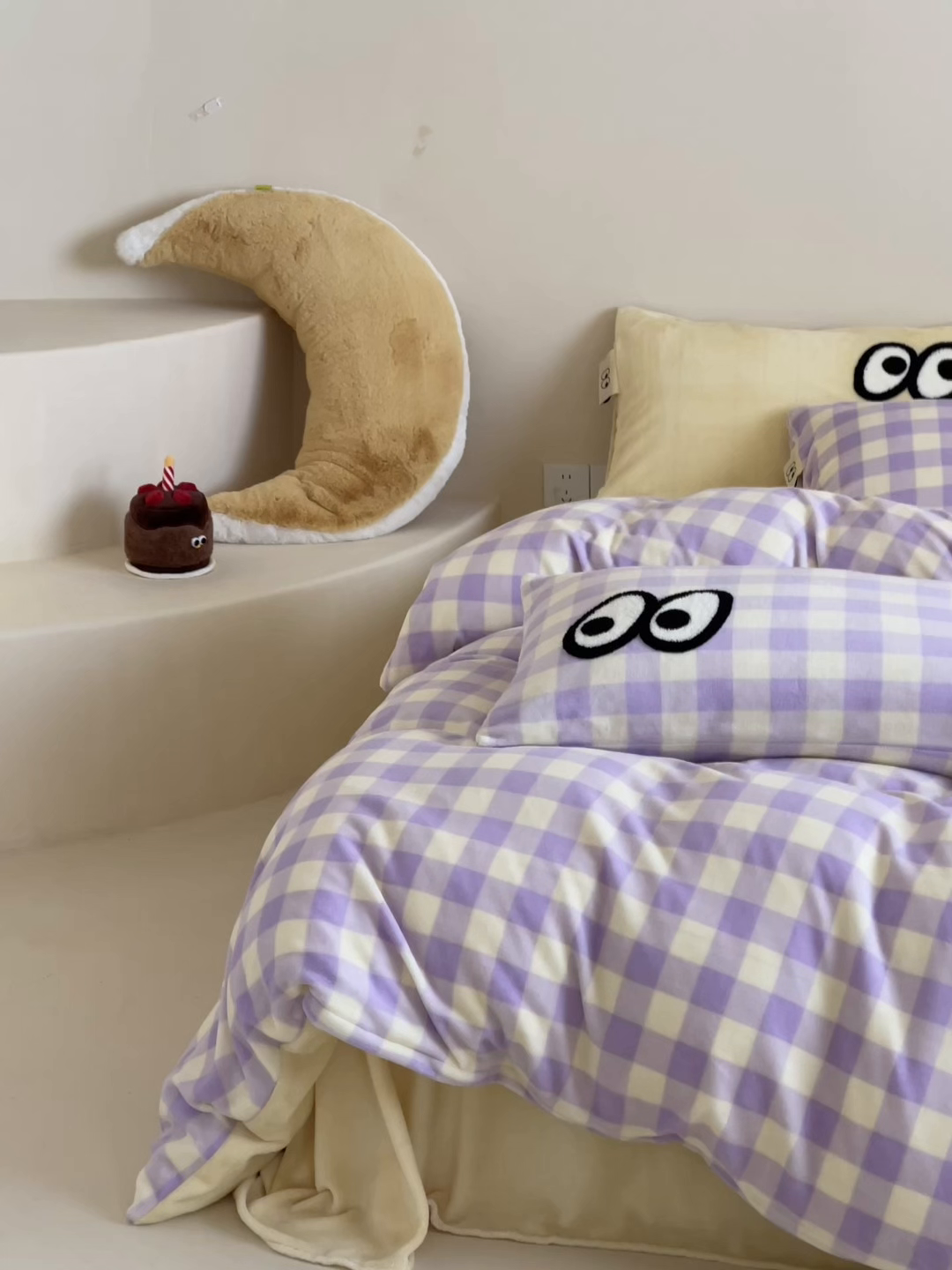 91家纺网 家纺一手货源 找家纺 桃子家居 2025新款A类ins毛巾绣显眼包撞色格子玛卡龙加厚牛奶绒织标四件套时尚模特 绒-显眼包大紫黄格