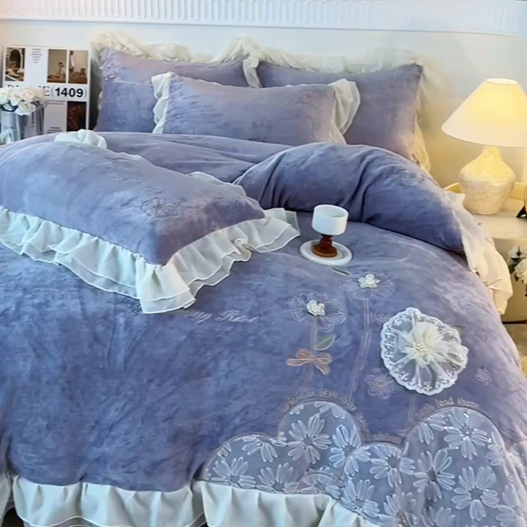 91家纺网 家纺一手货源 找家纺 孟鑫家纺 2025新款230g高克重韩版立体盘花牛奶法式雪纺花边绣花四件套床单床盖款被套-花期如梦系列 花期如梦-紫灰色