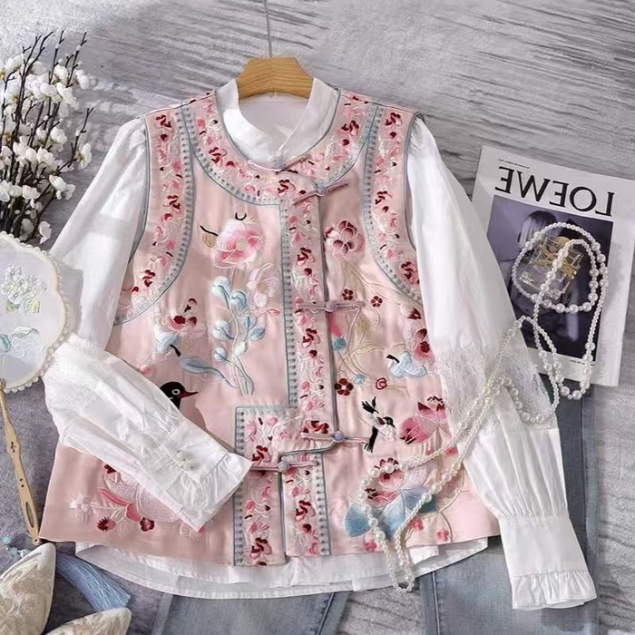 91家纺网 家纺一手货源 找家纺 洛兰沙家居馆【只代发】【只代发】 2025新款复古织锦缎细纱棉麻拼接马甲背心刺绣中式盘扣上衣 48