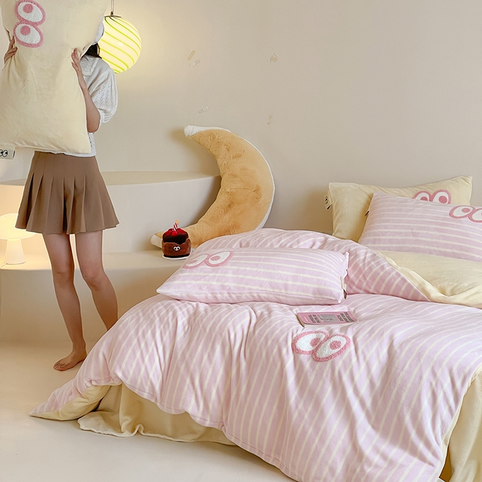 桃子家居 2025新款A类ins毛巾绣显眼包撞色格子玛卡龙加厚牛奶绒织标四件套时尚模特 绒-显眼包粉条黄