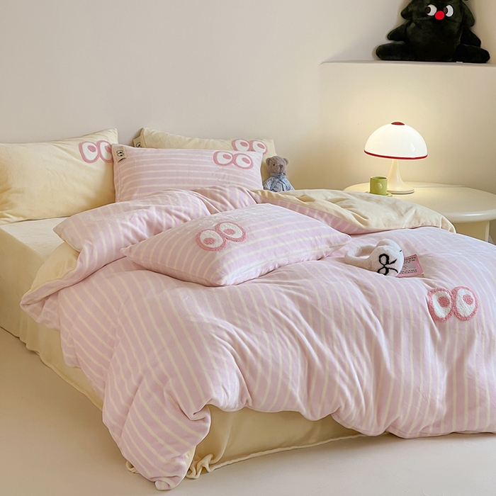 91家纺网 家纺一手货源 找家纺 桃子家居 2025新款A类ins毛巾绣显眼包撞色格子玛卡龙加厚牛奶绒织标四件套时尚模特 绒-显眼包粉条黄