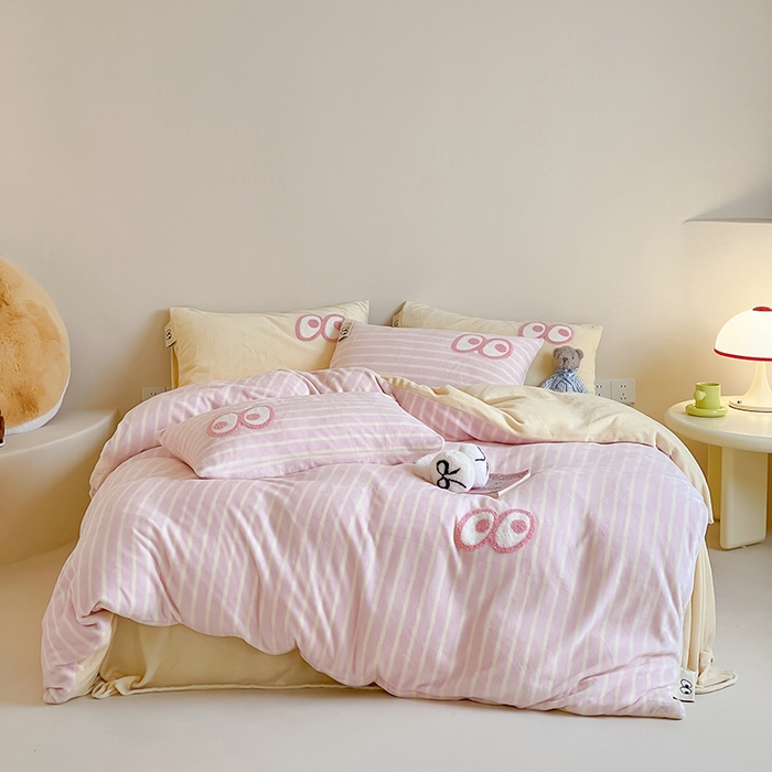 91家纺网 家纺一手货源 找家纺 桃子家居 2025新款A类ins毛巾绣显眼包撞色格子玛卡龙加厚牛奶绒织标四件套时尚模特 绒-显眼包粉条黄