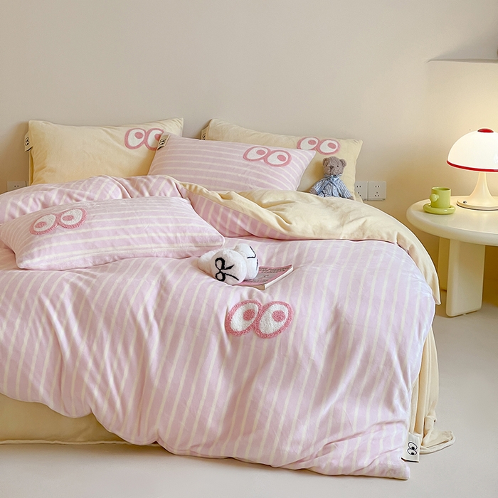 91家纺网 家纺一手货源 找家纺 桃子家居 2025新款A类ins毛巾绣显眼包撞色格子玛卡龙加厚牛奶绒织标四件套时尚模特 绒-显眼包粉条黄