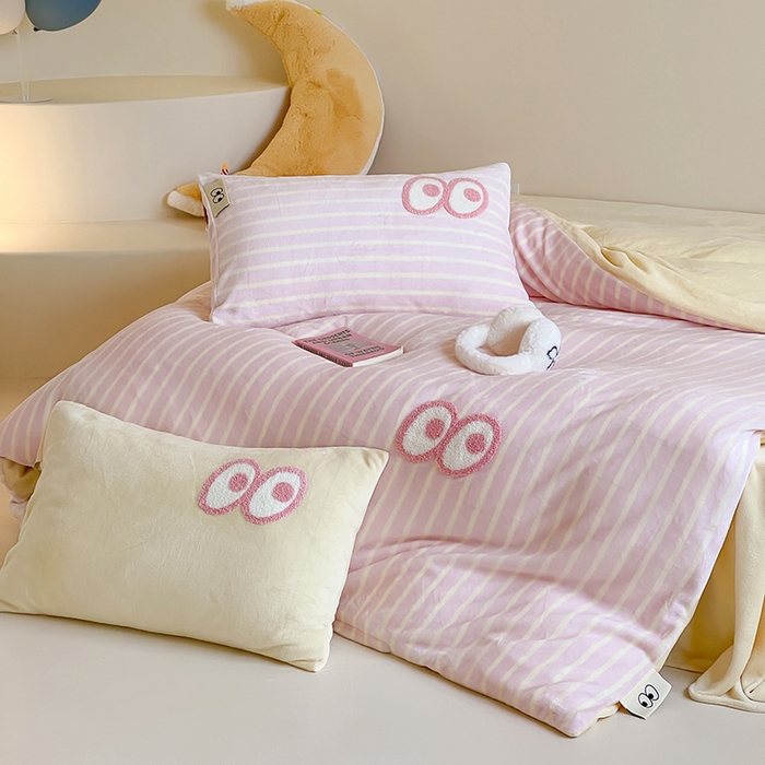 91家纺网 家纺一手货源 找家纺 桃子家居 2025新款A类ins毛巾绣显眼包撞色格子玛卡龙加厚牛奶绒织标四件套时尚模特 绒-显眼包粉条黄