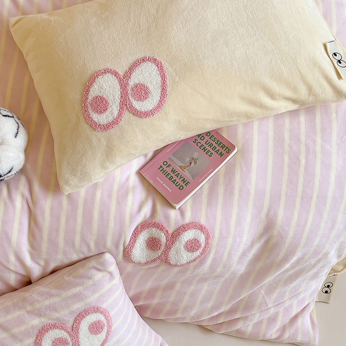 91家纺网 家纺一手货源 找家纺 桃子家居 2025新款A类ins毛巾绣显眼包撞色格子玛卡龙加厚牛奶绒织标四件套时尚模特 绒-显眼包粉条黄