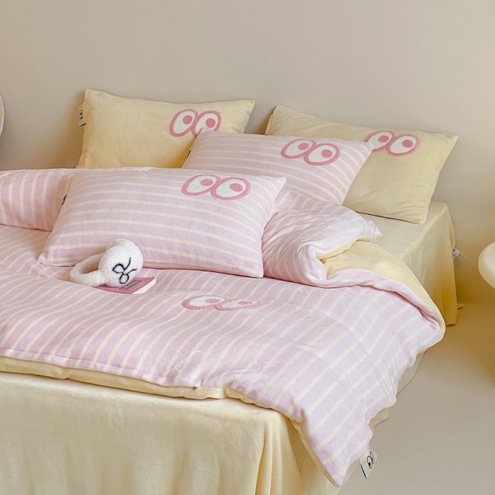 91家纺网 家纺一手货源 找家纺 桃子家居 2025新款A类ins毛巾绣显眼包撞色格子玛卡龙加厚牛奶绒织标四件套时尚模特 绒-显眼包粉条黄