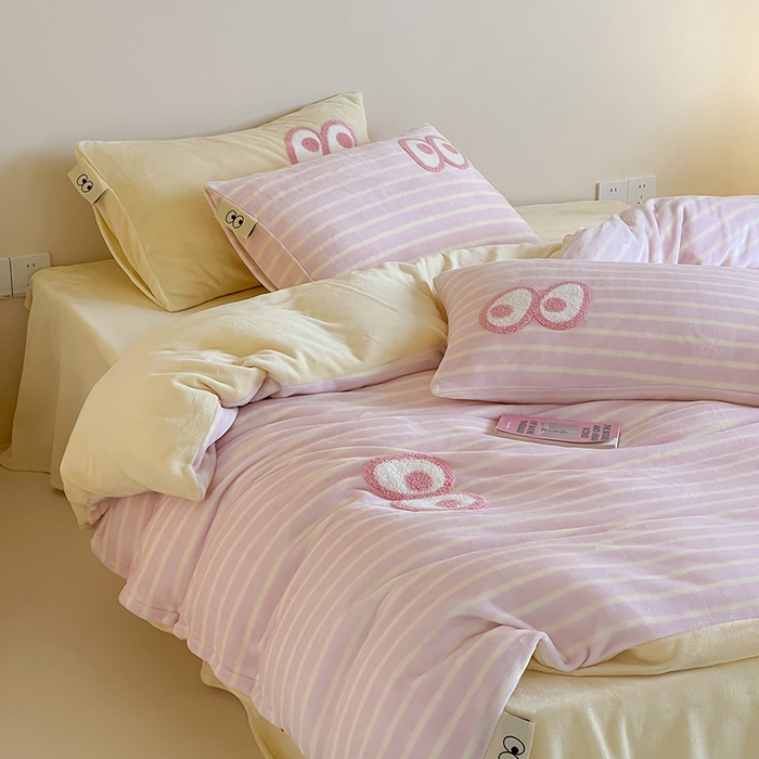 91家纺网 家纺一手货源 找家纺 桃子家居 2025新款A类ins毛巾绣显眼包撞色格子玛卡龙加厚牛奶绒织标四件套时尚模特 绒-显眼包粉条黄