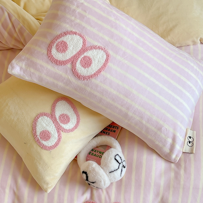 91家纺网 家纺一手货源 找家纺 桃子家居 2025新款A类ins毛巾绣显眼包撞色格子玛卡龙加厚牛奶绒织标四件套时尚模特 绒-显眼包粉条黄