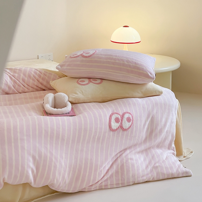 91家纺网 家纺一手货源 找家纺 桃子家居 2025新款A类ins毛巾绣显眼包撞色格子玛卡龙加厚牛奶绒织标四件套时尚模特 绒-显眼包粉条黄