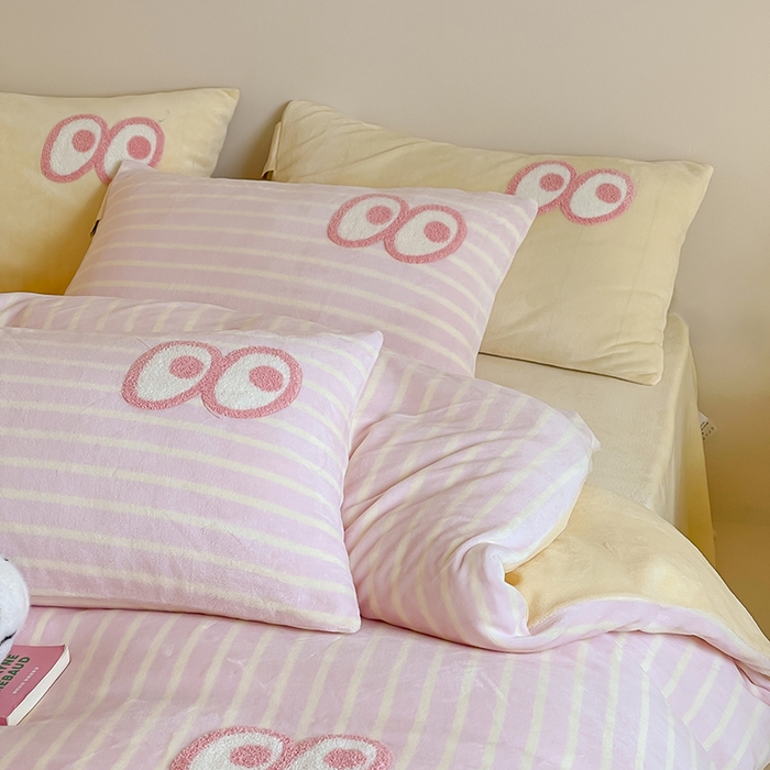 91家纺网 家纺一手货源 找家纺 桃子家居 2025新款A类ins毛巾绣显眼包撞色格子玛卡龙加厚牛奶绒织标四件套时尚模特 绒-显眼包粉条黄