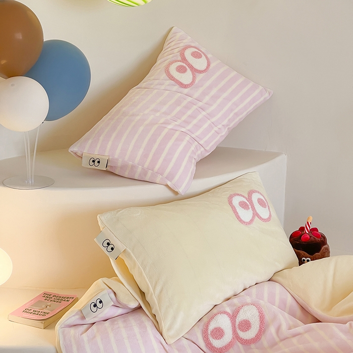 91家纺网 家纺一手货源 找家纺 桃子家居 2025新款A类ins毛巾绣显眼包撞色格子玛卡龙加厚牛奶绒织标四件套时尚模特 绒-显眼包粉条黄