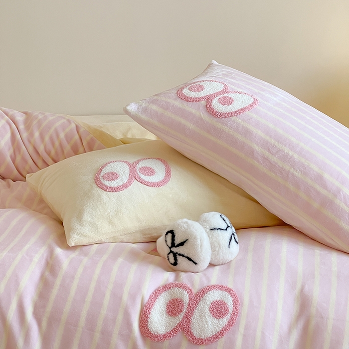 91家纺网 家纺一手货源 找家纺 桃子家居 2025新款A类ins毛巾绣显眼包撞色格子玛卡龙加厚牛奶绒织标四件套时尚模特 绒-显眼包粉条黄