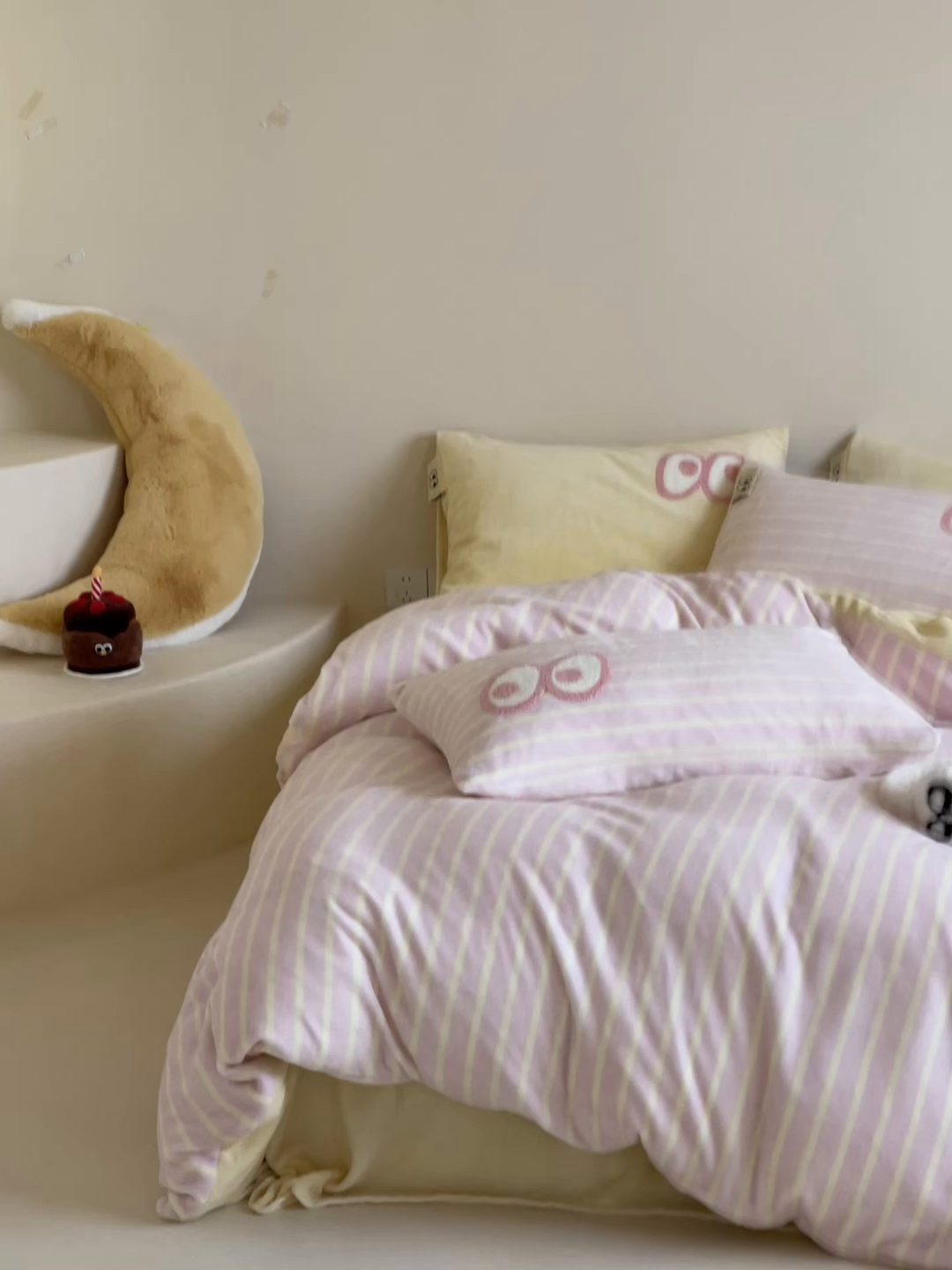 91家纺网 家纺一手货源 找家纺 桃子家居 2025新款A类ins毛巾绣显眼包撞色格子玛卡龙加厚牛奶绒织标四件套时尚模特 绒-显眼包粉条黄