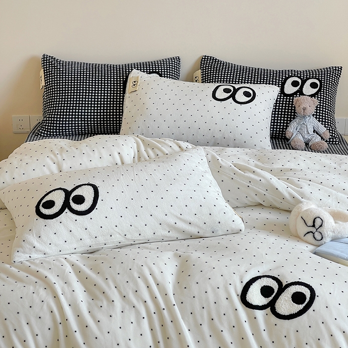 91家纺网 家纺一手货源 找家纺 桃子家居 2025新款A类ins毛巾绣显眼包撞色格子玛卡龙加厚牛奶绒织标四件套时尚模特 绒-显眼包黑白格