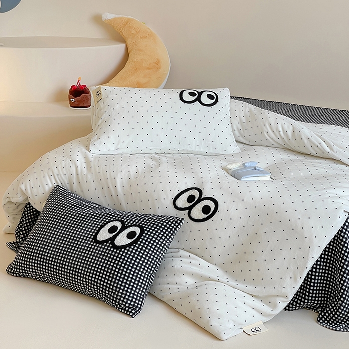 91家纺网 家纺一手货源 找家纺 桃子家居 2025新款A类ins毛巾绣显眼包撞色格子玛卡龙加厚牛奶绒织标四件套时尚模特 绒-显眼包黑白格