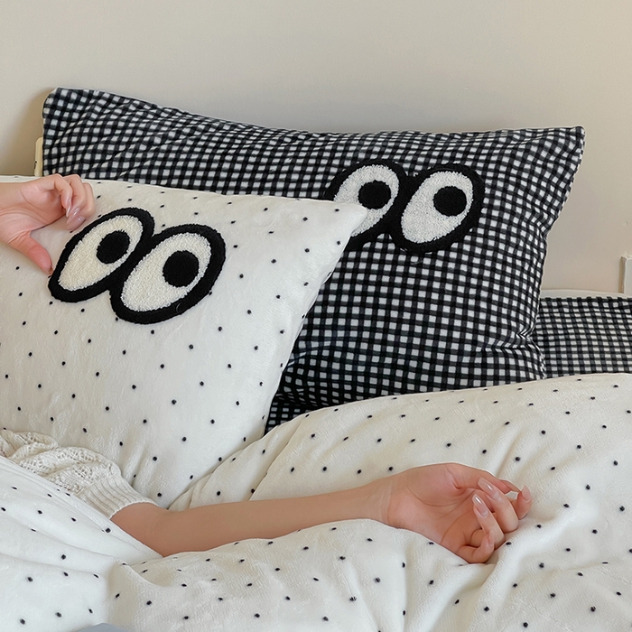 91家纺网 家纺一手货源 找家纺 桃子家居 2025新款A类ins毛巾绣显眼包撞色格子玛卡龙加厚牛奶绒织标四件套时尚模特 绒-显眼包黑白格