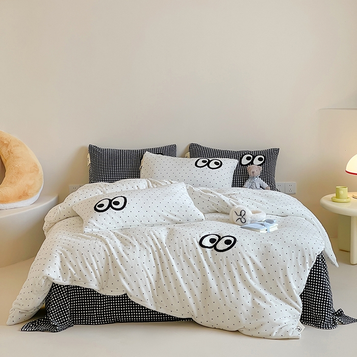 91家纺网 家纺一手货源 找家纺 桃子家居 2025新款A类ins毛巾绣显眼包撞色格子玛卡龙加厚牛奶绒织标四件套时尚模特 绒-显眼包黑白格