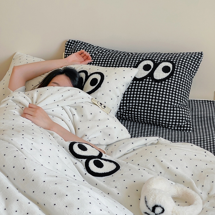 91家纺网 家纺一手货源 找家纺 桃子家居 2025新款A类ins毛巾绣显眼包撞色格子玛卡龙加厚牛奶绒织标四件套时尚模特 绒-显眼包黑白格