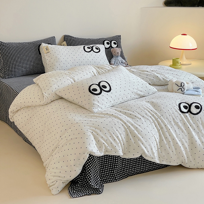 91家纺网 家纺一手货源 找家纺 桃子家居 2025新款A类ins毛巾绣显眼包撞色格子玛卡龙加厚牛奶绒织标四件套时尚模特 绒-显眼包黑白格