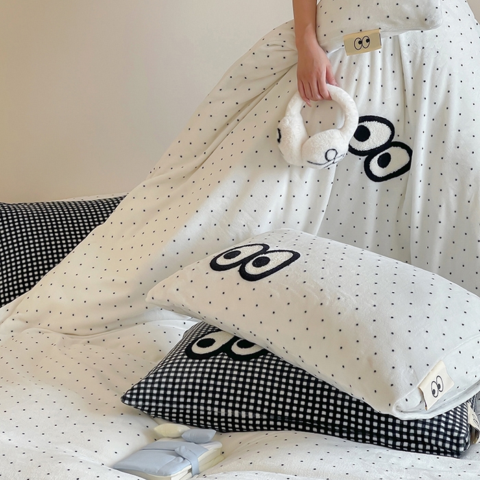 91家纺网 家纺一手货源 找家纺 桃子家居 2025新款A类ins毛巾绣显眼包撞色格子玛卡龙加厚牛奶绒织标四件套时尚模特 绒-显眼包黑白格