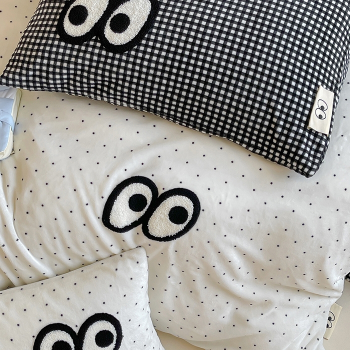 91家纺网 家纺一手货源 找家纺 桃子家居 2025新款A类ins毛巾绣显眼包撞色格子玛卡龙加厚牛奶绒织标四件套时尚模特 绒-显眼包黑白格