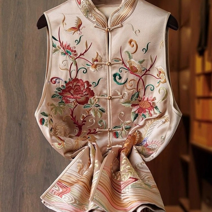 91家纺网 家纺一手货源 找家纺 洛兰沙家居馆【只代发】【只代发】 2025新款复古织锦缎细纱棉麻拼接马甲背心刺绣中式盘扣上衣 50