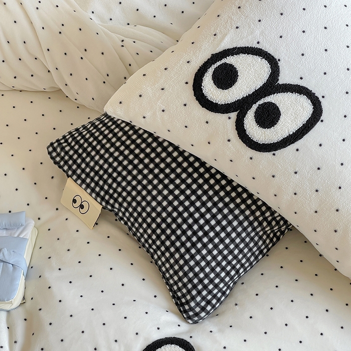 91家纺网 家纺一手货源 找家纺 桃子家居 2025新款A类ins毛巾绣显眼包撞色格子玛卡龙加厚牛奶绒织标四件套时尚模特 绒-显眼包黑白格