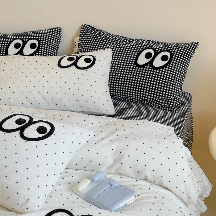 91家纺网 家纺一手货源 找家纺 桃子家居 2025新款A类ins毛巾绣显眼包撞色格子玛卡龙加厚牛奶绒织标四件套时尚模特 绒-显眼包黑白格