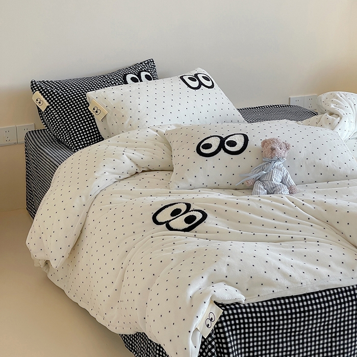 91家纺网 家纺一手货源 找家纺 桃子家居 2025新款A类ins毛巾绣显眼包撞色格子玛卡龙加厚牛奶绒织标四件套时尚模特 绒-显眼包黑白格