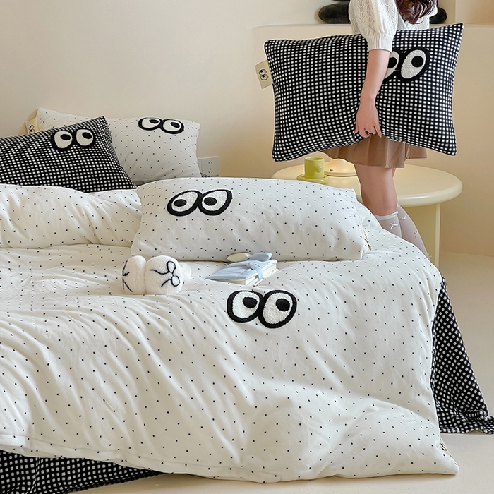 91家纺网 家纺一手货源 找家纺 桃子家居 2025新款A类ins毛巾绣显眼包撞色格子玛卡龙加厚牛奶绒织标四件套时尚模特 绒-显眼包黑白格