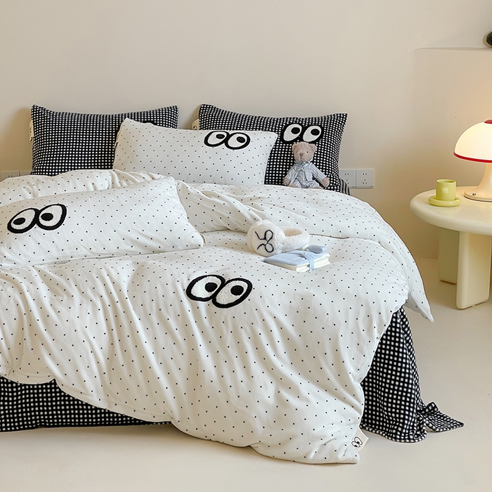 91家纺网 家纺一手货源 找家纺 桃子家居 2025新款A类ins毛巾绣显眼包撞色格子玛卡龙加厚牛奶绒织标四件套时尚模特 绒-显眼包黑白格