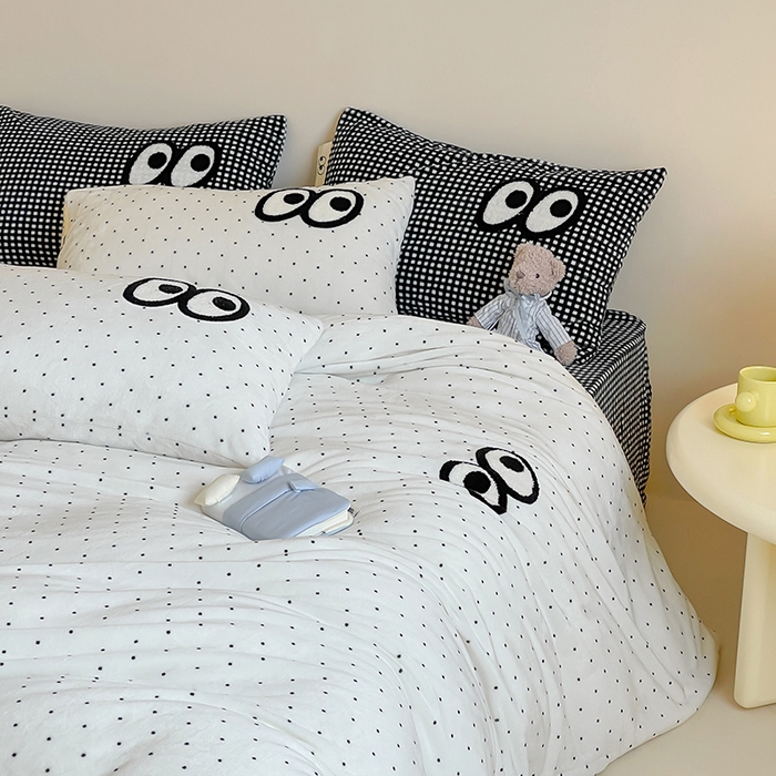 91家纺网 家纺一手货源 找家纺 桃子家居 2025新款A类ins毛巾绣显眼包撞色格子玛卡龙加厚牛奶绒织标四件套时尚模特 绒-显眼包黑白格