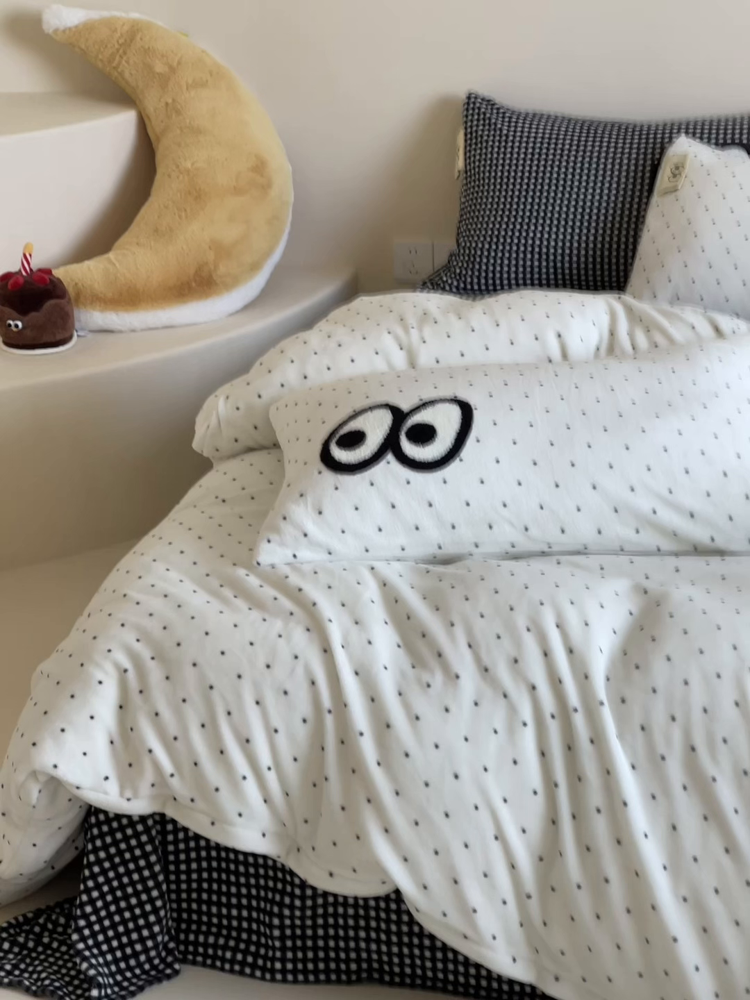 91家纺网 家纺一手货源 找家纺 桃子家居 2025新款A类ins毛巾绣显眼包撞色格子玛卡龙加厚牛奶绒织标四件套时尚模特 绒-显眼包黑白格