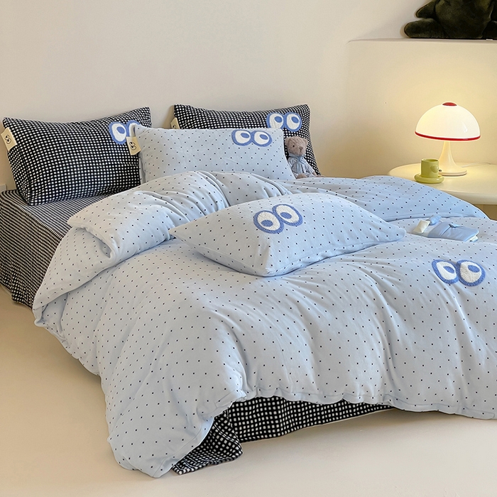 91家纺网 家纺一手货源 找家纺 桃子家居 2025新款A类ins毛巾绣显眼包撞色格子玛卡龙加厚牛奶绒织标四件套时尚模特 绒-显眼包蓝点黑格