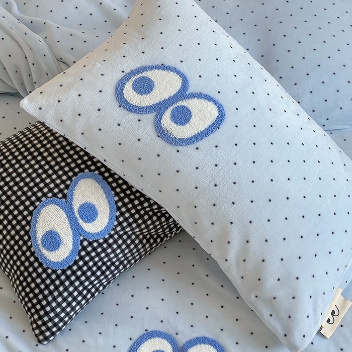 91家纺网 家纺一手货源 找家纺 桃子家居 2025新款A类ins毛巾绣显眼包撞色格子玛卡龙加厚牛奶绒织标四件套时尚模特 绒-显眼包蓝点黑格