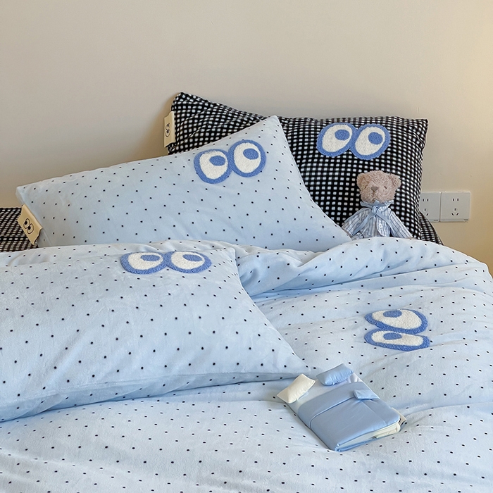 91家纺网 家纺一手货源 找家纺 桃子家居 2025新款A类ins毛巾绣显眼包撞色格子玛卡龙加厚牛奶绒织标四件套时尚模特 绒-显眼包蓝点黑格