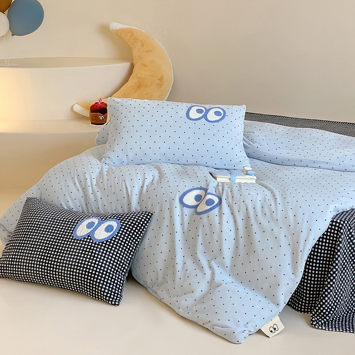 91家纺网 家纺一手货源 找家纺 桃子家居 2025新款A类ins毛巾绣显眼包撞色格子玛卡龙加厚牛奶绒织标四件套时尚模特 绒-显眼包蓝点黑格