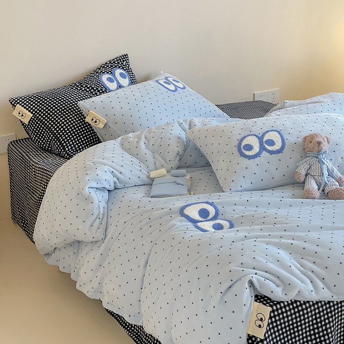 91家纺网 家纺一手货源 找家纺 桃子家居 2025新款A类ins毛巾绣显眼包撞色格子玛卡龙加厚牛奶绒织标四件套时尚模特 绒-显眼包蓝点黑格