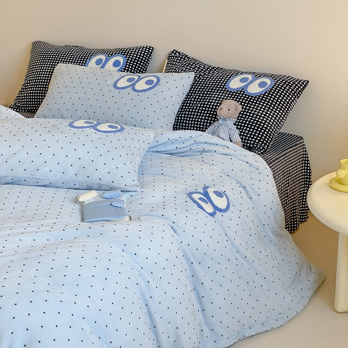 91家纺网 家纺一手货源 找家纺 桃子家居 2025新款A类ins毛巾绣显眼包撞色格子玛卡龙加厚牛奶绒织标四件套时尚模特 绒-显眼包蓝点黑格