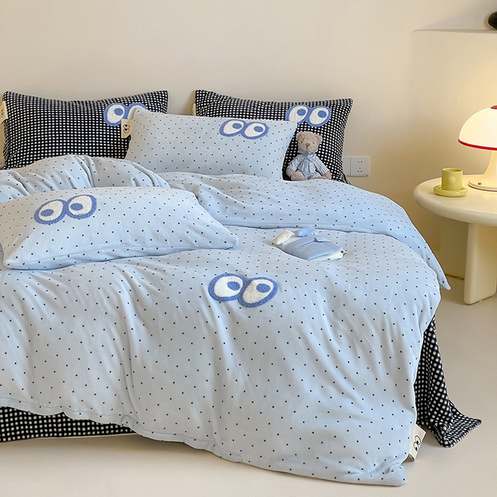 91家纺网 家纺一手货源 找家纺 桃子家居 2025新款A类ins毛巾绣显眼包撞色格子玛卡龙加厚牛奶绒织标四件套时尚模特 绒-显眼包蓝点黑格