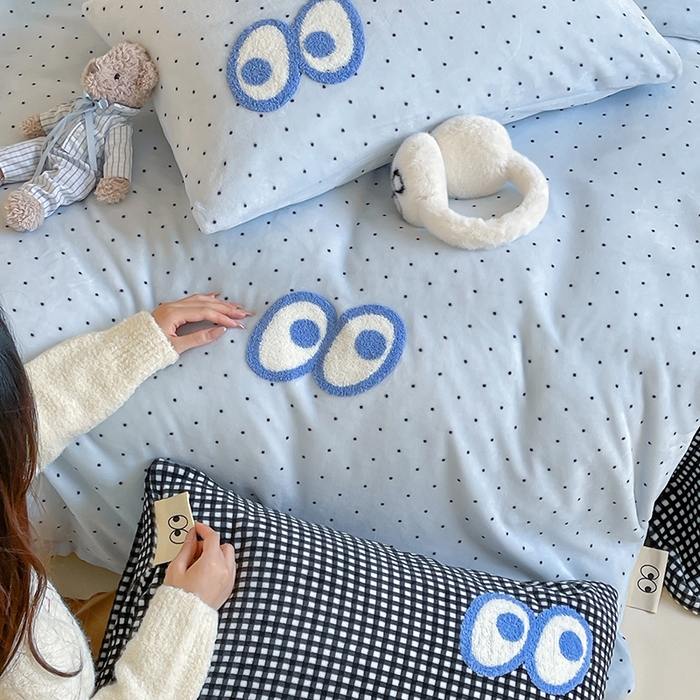 91家纺网 家纺一手货源 找家纺 桃子家居 2025新款A类ins毛巾绣显眼包撞色格子玛卡龙加厚牛奶绒织标四件套时尚模特 绒-显眼包蓝点黑格