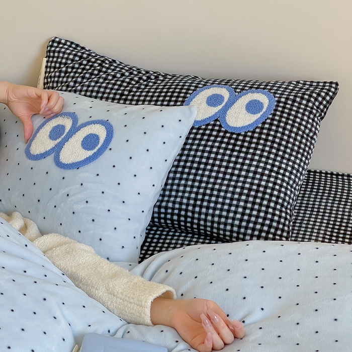 91家纺网 家纺一手货源 找家纺 桃子家居 2025新款A类ins毛巾绣显眼包撞色格子玛卡龙加厚牛奶绒织标四件套时尚模特 绒-显眼包蓝点黑格