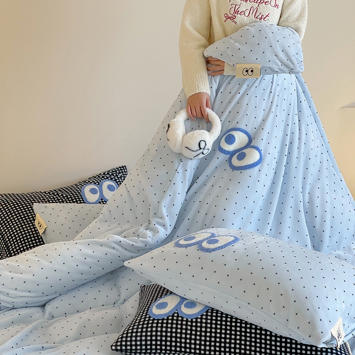 91家纺网 家纺一手货源 找家纺 桃子家居 2025新款A类ins毛巾绣显眼包撞色格子玛卡龙加厚牛奶绒织标四件套时尚模特 绒-显眼包蓝点黑格