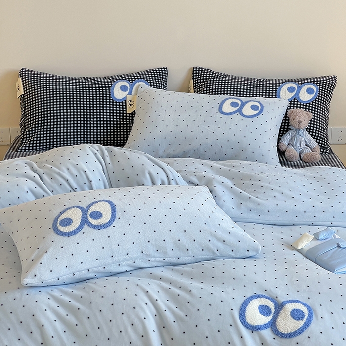 91家纺网 家纺一手货源 找家纺 桃子家居 2025新款A类ins毛巾绣显眼包撞色格子玛卡龙加厚牛奶绒织标四件套时尚模特 绒-显眼包蓝点黑格