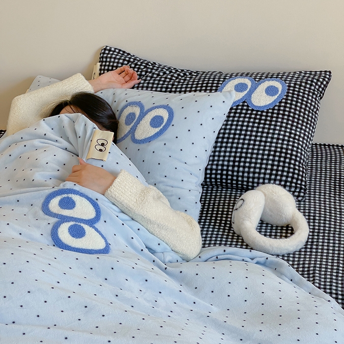 91家纺网 家纺一手货源 找家纺 桃子家居 2025新款A类ins毛巾绣显眼包撞色格子玛卡龙加厚牛奶绒织标四件套时尚模特 绒-显眼包蓝点黑格